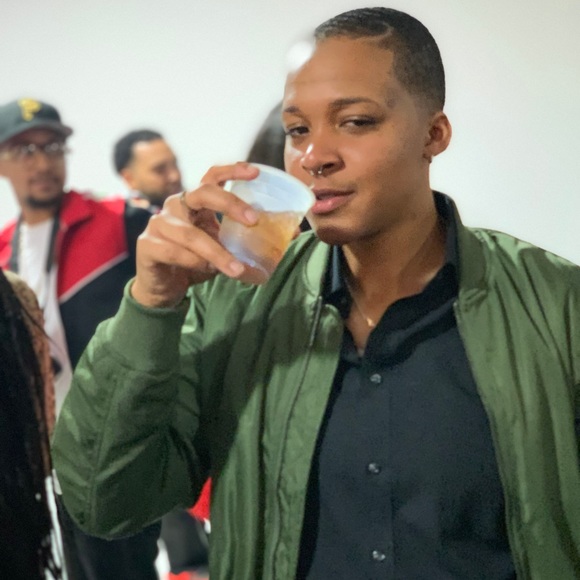 Meet your Posher, Sharolin - Picture 2 of 8